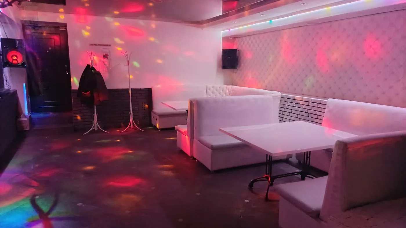 Основной зал кальянной Crystal Lounge в Энгельсе
